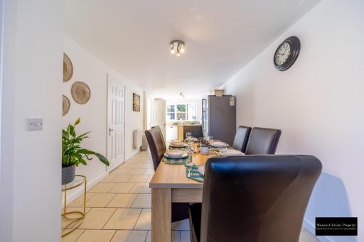 Reams Way 5Bedroom Apt Sleeps 13 in Sittingbourne with Wifi & Free Parking By Maison Christo Property Short Lets & Serviced Accommodation - Housity