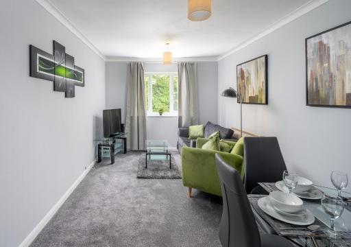 Crawley Thornhill 1 Bedroom Apartment with Free Parking by Sublime Stays - Housity