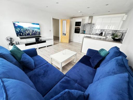 Rooms Near Me - Rare Find! 2 Bed Open Plan Apartment, Walsall City Centre, Smart Tv, Ensuite, M6 J9, Parking Nearby - Housity