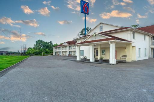Motel 6-Livingston, TX - Housity
