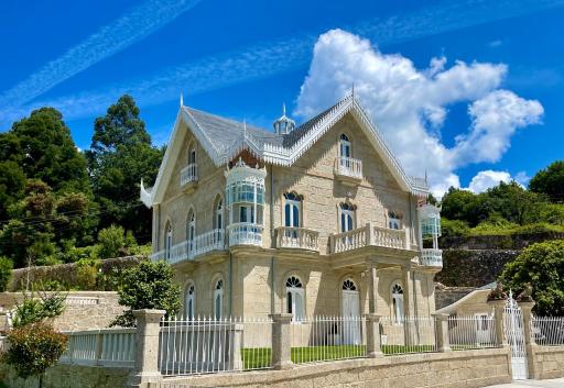Villa Boutique 1880-Romantic Historic Boutique Hotel with Outdoor Jacuzzi - Housity