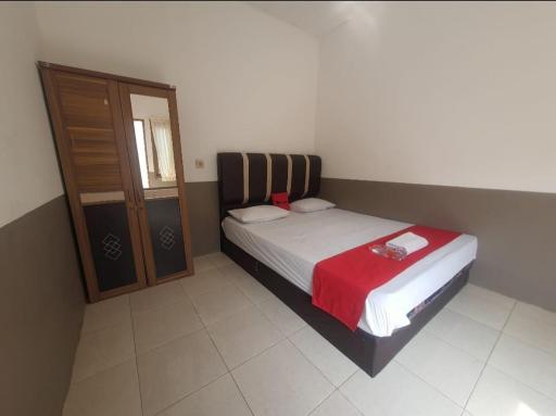 RedDoorz at Permana Homestay near Supadio Airport Pontianak - Housity