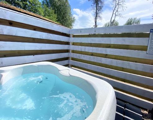 Magpie 4 Hot Tub Huntersmoon-Warminster-Bath-Salisbury - Housity