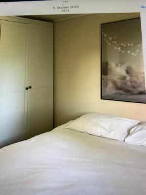 Sentrumsnær kjellerleilighet, nær sykehus og høgskole, parkering - Housity