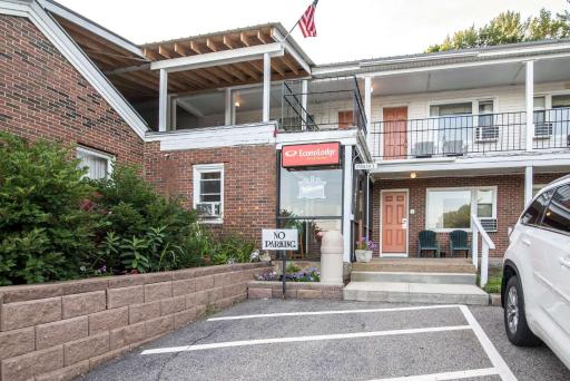 Econo Lodge Inn & Suites - Housity