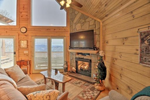 Smoky Mountain Cabin w/ Hot Tub & Views! - Housity