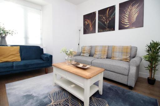 Spacious 5 bedroom flat-Swansea - Housity