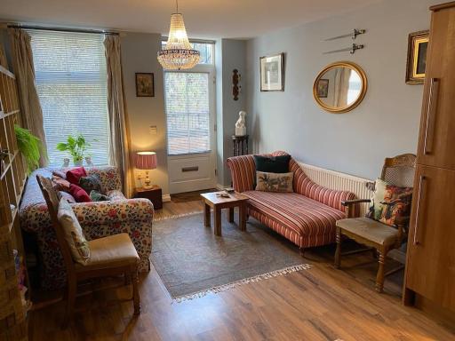 Beautiful & unique riverside town centre apartment - Housity