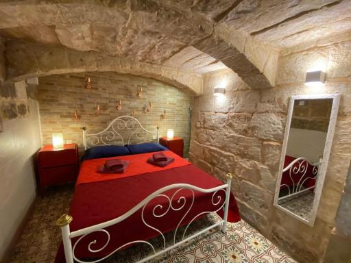 Malta's Naughtiest Cabaret - Housity