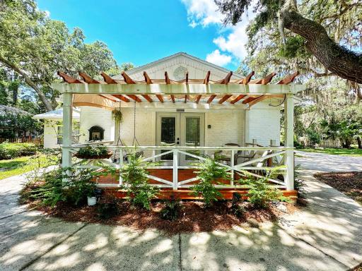 Adorable French Cottage style - 1 bedroom. - Housity