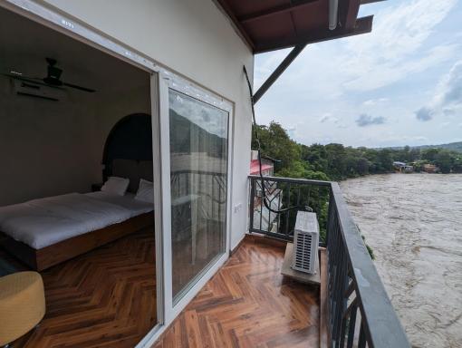 Joey's By The Ganges - Housity