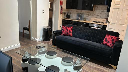 Luxurious 2 Bed Apartment - Housity