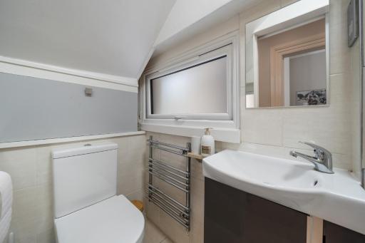 Modern Studio Apartment - Housity