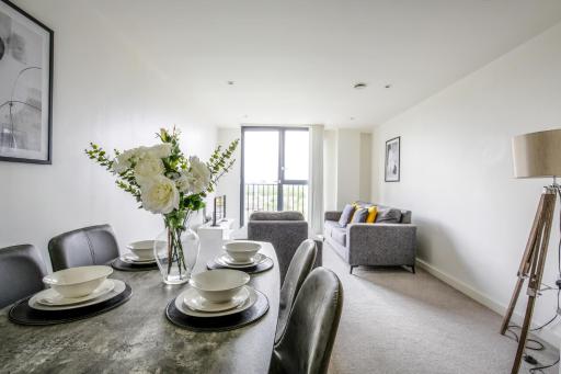 Excellent City Centre Apartment with Juliet balcony by BOLD Apartments - Housity