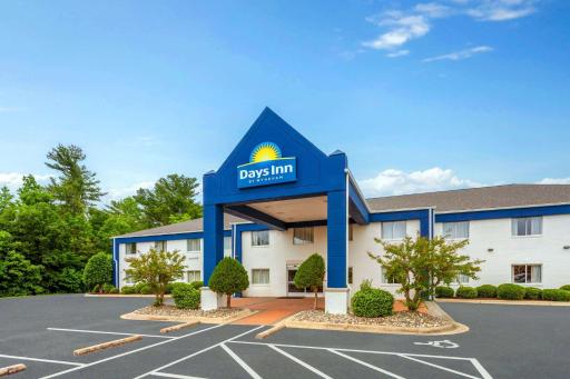 Days Inn & Suites by Wyndham Siler City - Housity