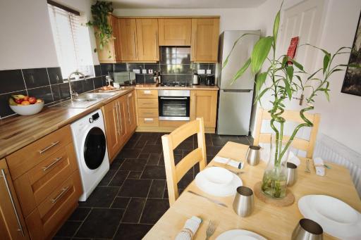 Double bed, Parking, Kitchen, TV, Wi-Fi & Desk in Modern Townhouse, Long Eaton - Perfect for Contractors, Pilots, Business Travellers & more - Housity