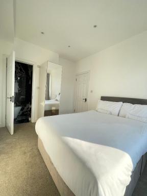 Double Bedroom with Marble private bathroom - Housity