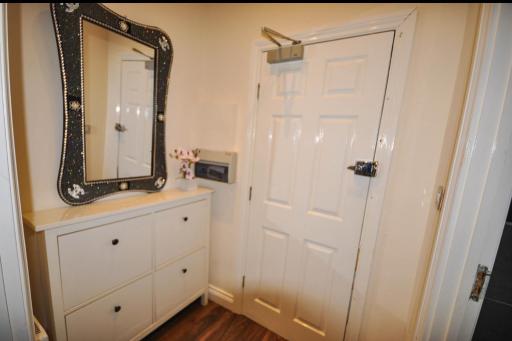 Luxurious 2 Bed Apartment - Housity