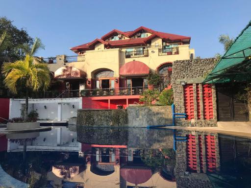 Tahanan Lakeview Hotel - Housity