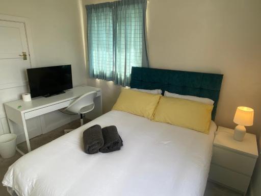 Bittern Lodge Homestay with Free Parking in Southampton - Housity