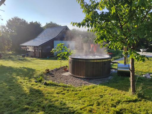 Domek SADKOWO - wśród jabłoni , balia ogrodowa dodatkowo płatna - Housity