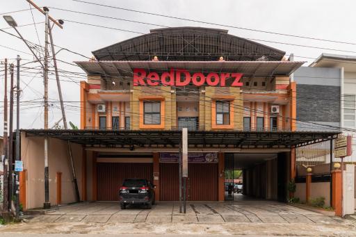 RedDoorz Syariah near Universitas Putra Indonesia Padang - Housity