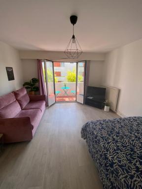 GRAND STUDIO avec balcon -4 PERSONNES-DISNEYLAND- PARIS a 10 minutes - Housity