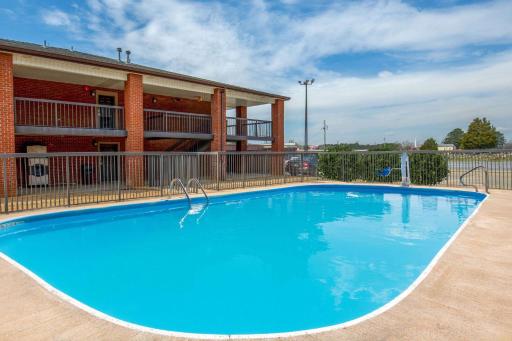 Days Inn by Wyndham Childersburg - Housity