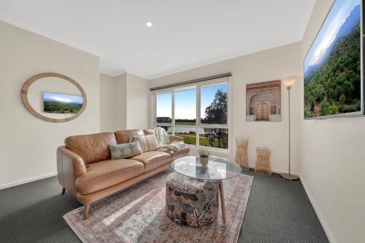 Cozy Lake Facing Apartment King Bed - Housity
