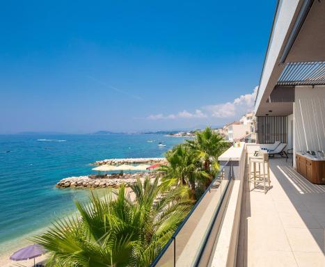 Paoma Beach Penthouse Suite with jacuzzi - Housity
