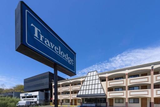 Travelodge by Wyndham Manhasset - Housity