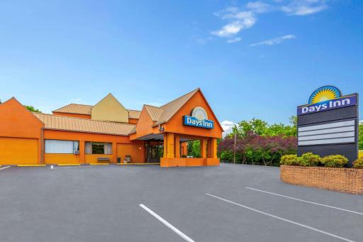 Days Inn by Wyndham Knoxville East - Housity
