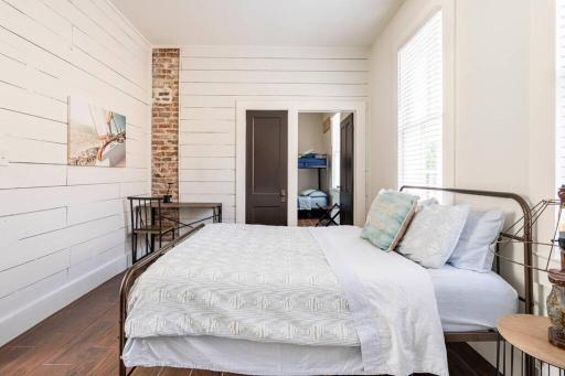 Cozy Vacation Home - 10 min Walk to Seawall! - Housity