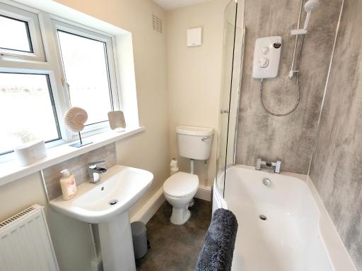 Douglas House, near Hospital, attractive and comfy 2 bedroom House with enclosed yard to rear - Housity