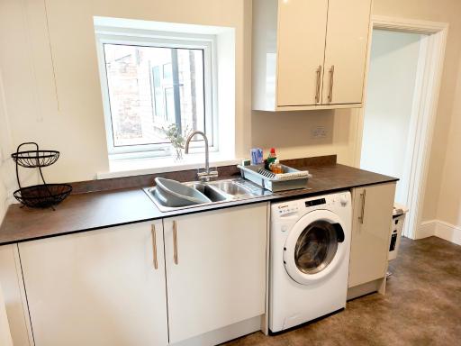 Douglas House, near Hospital, attractive and comfy 2 bedroom House with enclosed yard to rear - Housity