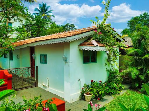 White Cottage by Lar Amorosa - Housity