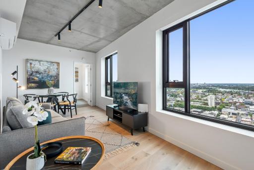 Chic High Rise 2-Bed with Incredible Skyline Views - Housity