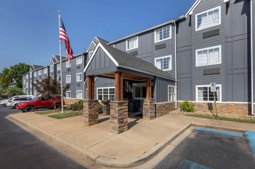Econo Lodge Inn & Suites - Housity