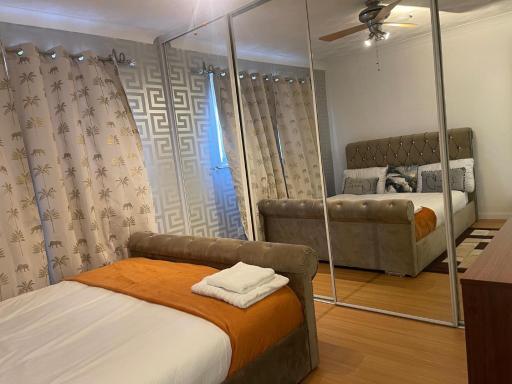 Basildon Essex Modern 3 bed house for 8 guest Free parking and WiFi - Housity