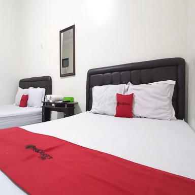 RedDoorz Syariah at Hotel Pandan Wangi near Alun Alun Sidoarjo - Housity