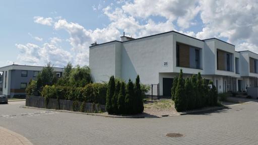 Sunny Garden Apartment - Housity