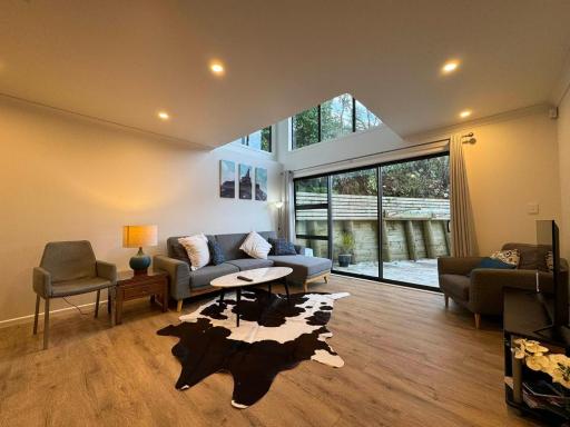 NO PARTY ALLOWED, Entire Brand New 3 bedroom townhouse, free unlimited fibre wifi and free parking - Housity