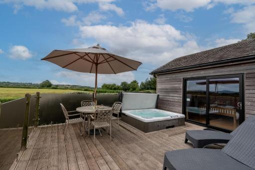 Tor Farm Lodges - Private Hot Tubs, Shared Seasonal Outdoor Pool, Dog Friendly - Housity