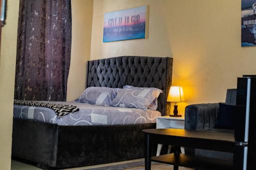 Well lit and loaded studio bnb - Housity