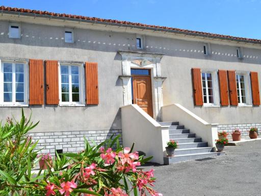 Charentaise rénovée avec jardin, à 20 min d'Angoulême - FR-1-653-90 - Housity