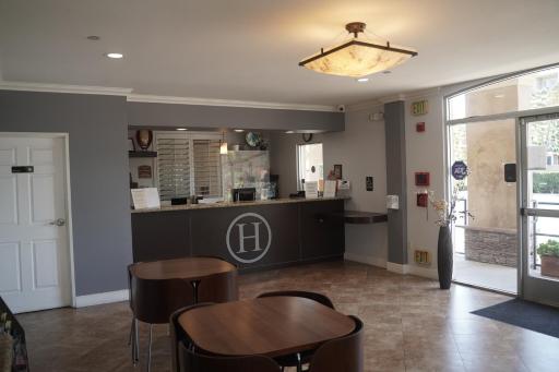 Harbor Inn & Suites - Housity