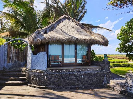 Beachfront Villa Nixie and the Sea Tabanan - Housity