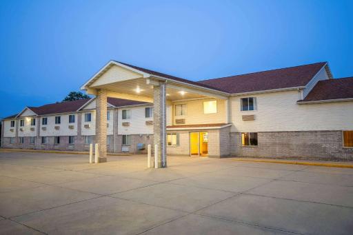 Days Inn by Wyndham Evansdale Waterloo - Housity