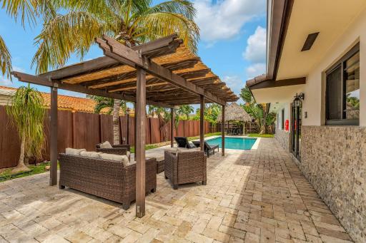 Tropical Oasis with Heated Pool and BBQ - Housity