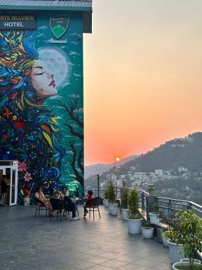 Heryk Hillview Hotel - Housity